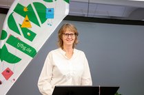 Susanne Böhmig (Leiterin von barrierefrei kommunizieren! und KON TE XIS) hält die Laudatio