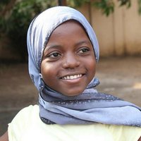 afrikanisch aussehendes Mädchen mit Kopftuch