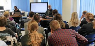 Herr Seidling präsentiert die Anwendung von Diktiersoftware mit Sprachausgabesoftware.