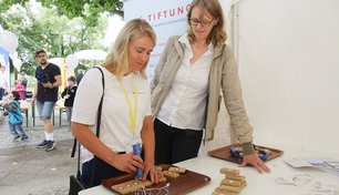 Am Stand der STIFTUNG beim 1. Inklusiven Kinder- und Jugendfest
