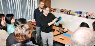 Christoph Weipert präsentiert Delegation aus Kirgisistan unterstützende Technologien