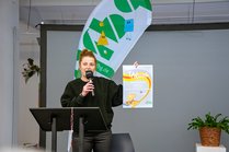 Franziska Keller (Regionalkoordinierende bei der tjfbg) hält die Laudation