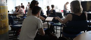 Teilnehmende des Workshops diskutieren und testen Apps