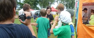 Kinderreporter filmen Kinder in der Kinderstadt Mini-Beuel