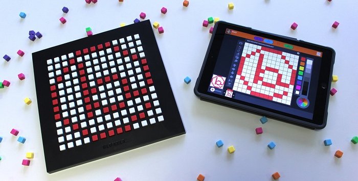 Das Logo von barrierefrei kommunizieren!, dargestellt mit der Bloxels-App und dem Bloxels-Baukaste