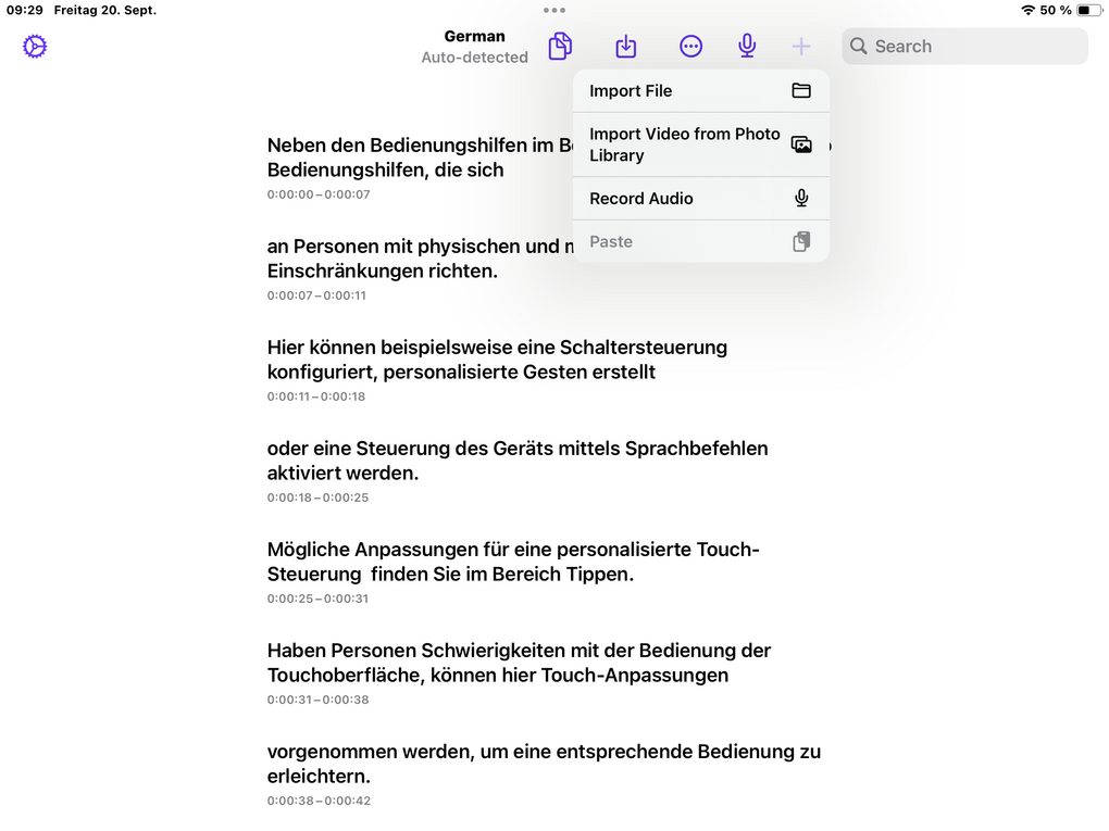 Bildschirmfoto der Aiko-App mit einem fertigen Untertitel. Ein Fenster ist geöffnet mit weiteren Optionen, Dateien zur Transkription in die App hinzuzufügen, z. B. als Datei, über die Fotogallerie oder indem eine neue Audioaufnahme erstellt wird.