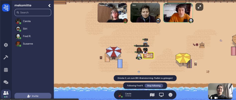 Screenshot der Videokonferenz-Anwendung Gather Town. Die Figuren der Teilnehmenden befinden sich am Strand. Die Personen sind ebenso per Video eingeblendet.