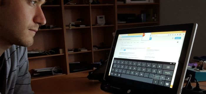 Mann bedient Computer mit Augensteuerung.