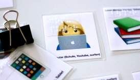 Foto von Karten, welche unterschiedliche digitale Medien abbilden.