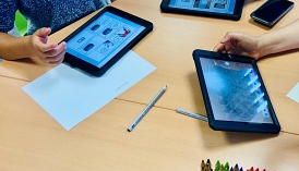Zwei Schüler*innen arbeiten mit Tablets.