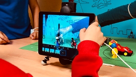 Ein Kind bearbeitet einen Trickfilm mit einer App am Tablet.