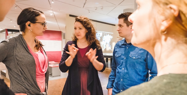 Menschen mit Hörbehinderung bei einer Führung in Gebärdensprache im DHM