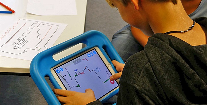 Junge mit Tablet mit blauer Hülle
