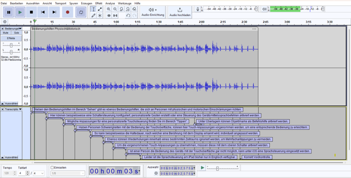 Bildschirmfoto des Audioschnittprogramms Audacity: Zu sehen sind alle Bearbeitungsfunktionen, die Amplituden der Soundspur sowie darunterliegend zeitsynchron der Text des Transkripts